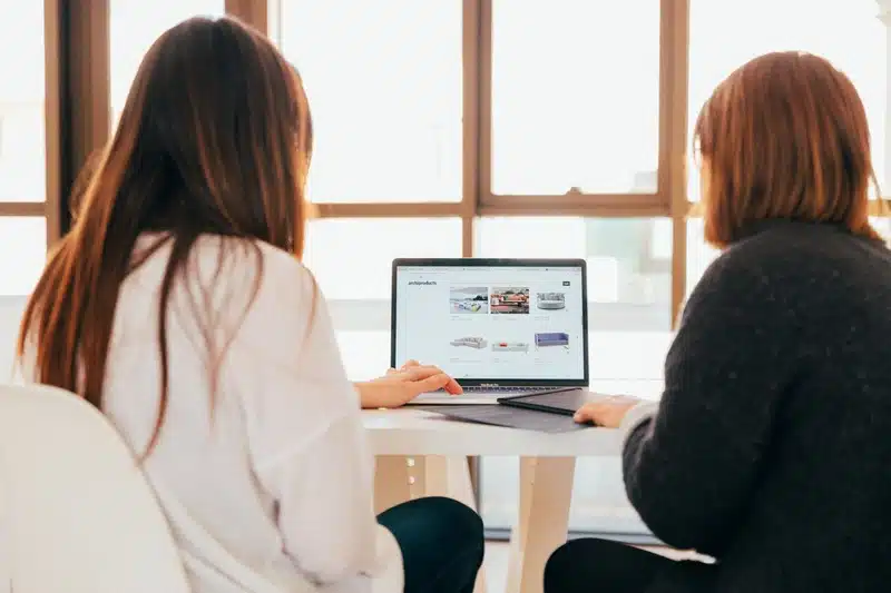Comment investir sur des sites web rentables