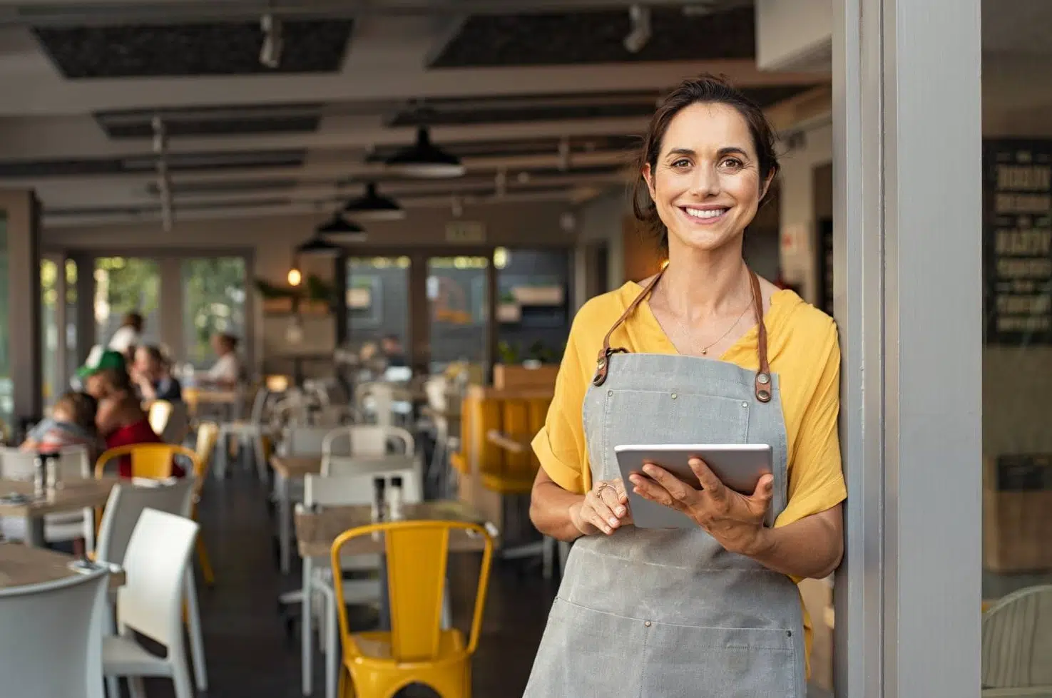 Une femme dans son restaurant