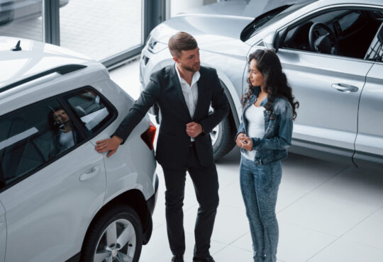 Acaht d'une voiture d'occasion : pourquoi préférer un concessionnaire à un particulier ?