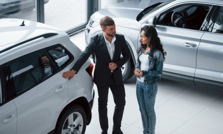 Acaht d'une voiture d'occasion : pourquoi préférer un concessionnaire à un particulier ?