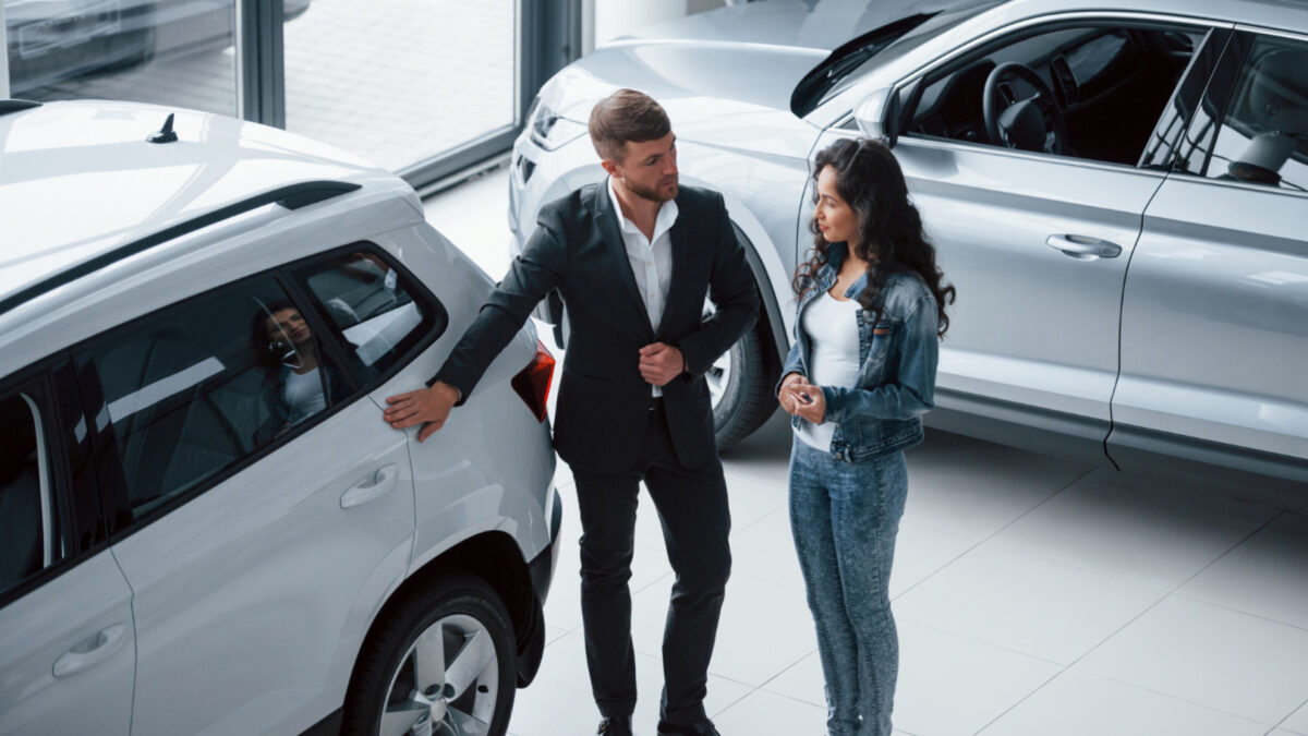 Acaht d'une voiture d'occasion : pourquoi préférer un concessionnaire à un particulier ?