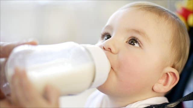 bébé biberon