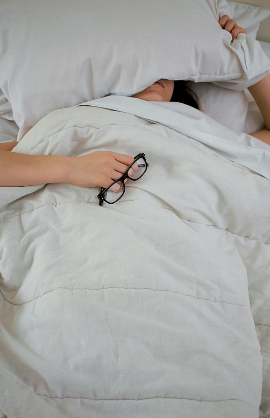 Personne fatiguée avec un regard pensif devant un ordinateur