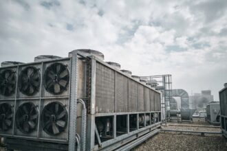 Unité de dry cooler industriel installée en toiture d'une usine moderne pour le refroidissement et les économies d'énergie