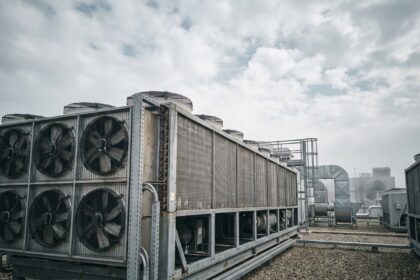 Unité de dry cooler industriel installée en toiture d'une usine moderne pour le refroidissement et les économies d'énergie