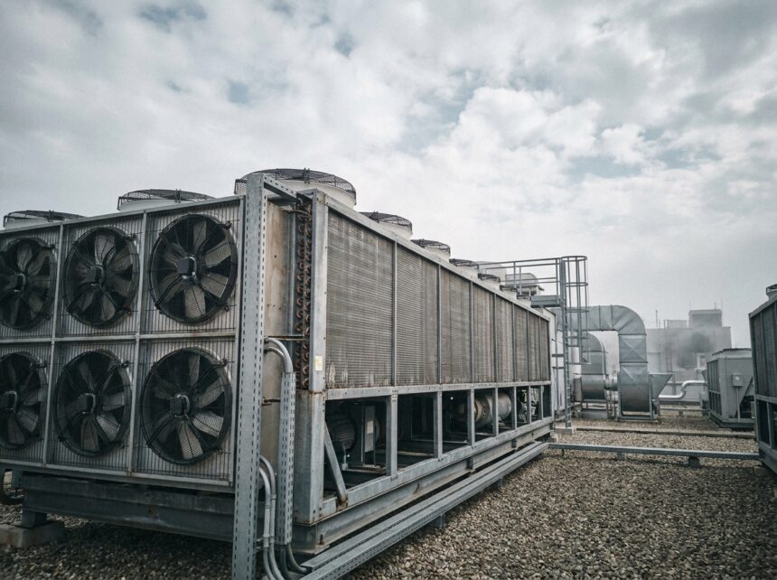 Unité de dry cooler industriel installée en toiture d'une usine moderne pour le refroidissement et les économies d'énergie