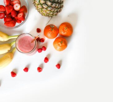 un smoothie et des fruits frais