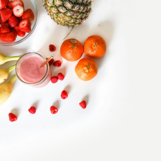 un smoothie et des fruits frais