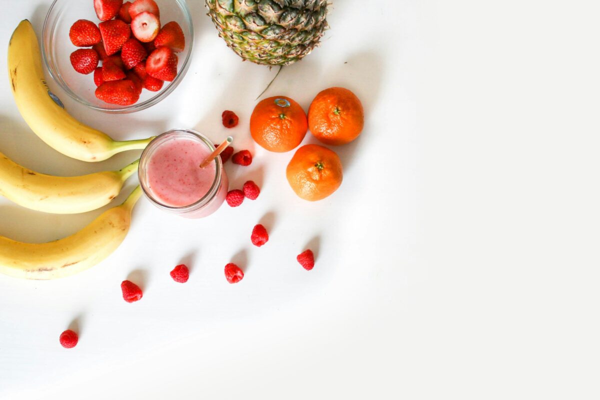 un smoothie et des fruits frais