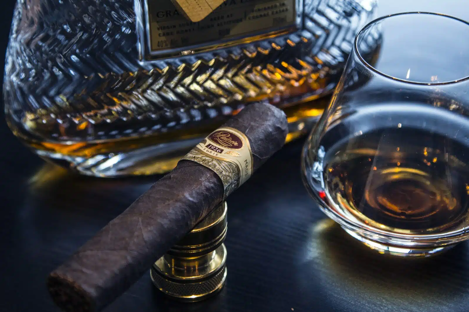 un cigare et un whisky