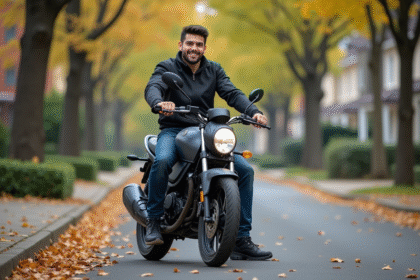 Jeune homme sur une moto Magpower Avengers 125 dans un quartier résidentiel