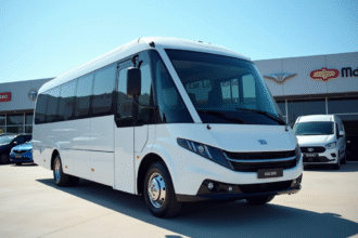 Minibus moderne de 12 places devant un concessionnaire avec marques
