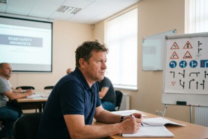 Participant concentré lors d'un stage de sensibilisation à la sécurité routière en salle de formation